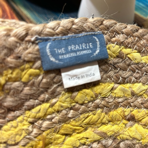 Placemats set of four. Straw with hints of yellow. - Picture 3 of 3